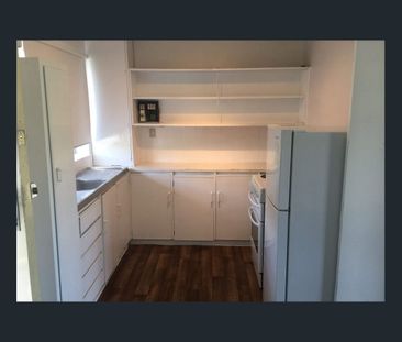 Semi-furnished, prime location, low maintenance! - Photo 3
