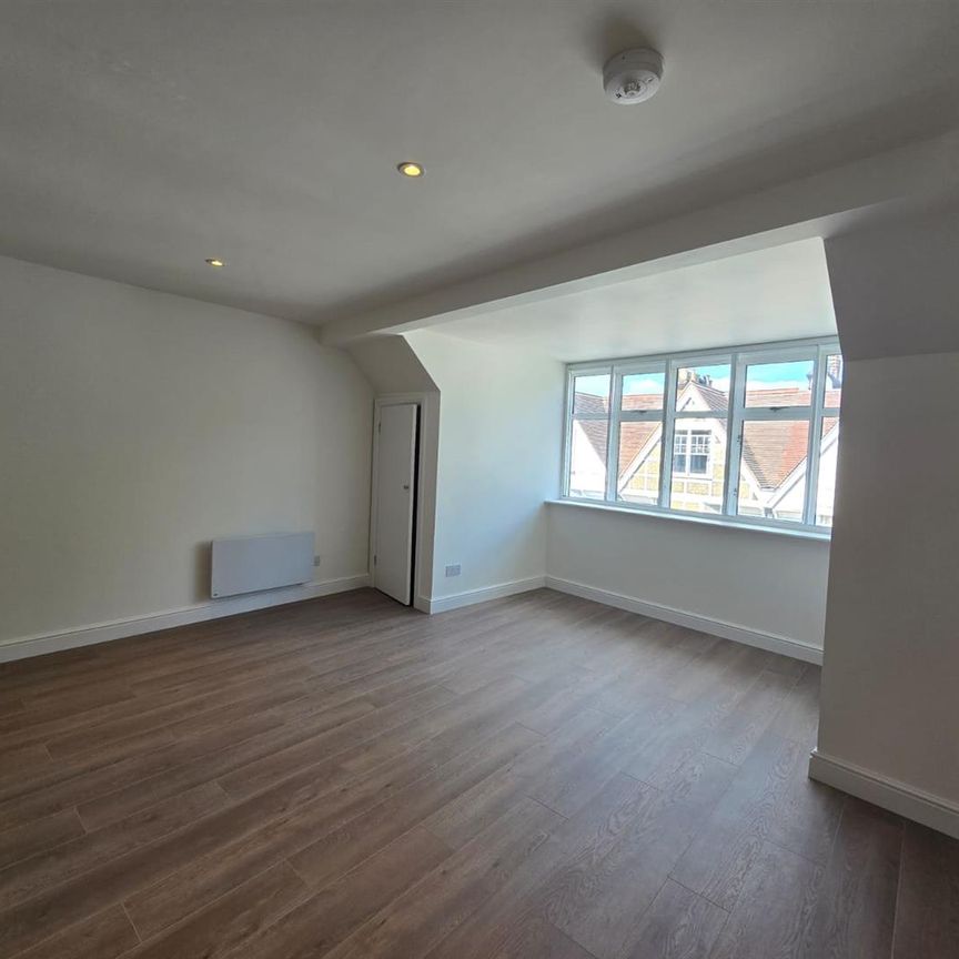 West Street, Reigate RH2, London - Photo 1