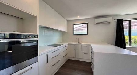 3 BEDROOMS, 1 BATHROOM, 2 HEATPUMPS, 4 CAR GARAGE - Photo 4