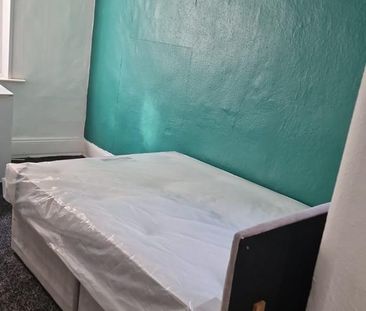 1 bedroom in a flat share to rent - Photo 5