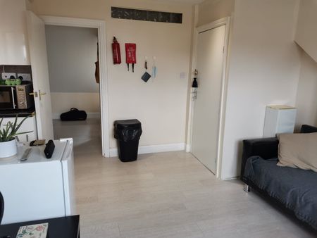 Studio Flat, Jersey Road, IG1 - Photo 2