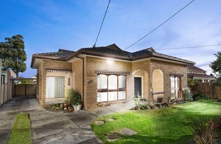 Grand Family Home with Swimming Pool - Photo 4