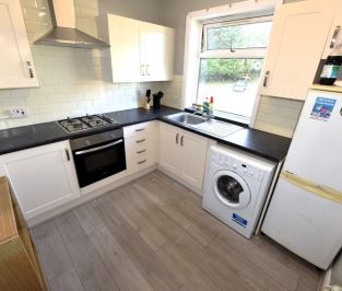 3 bedroom Flat in St Annes Road, Leeds - Photo 2