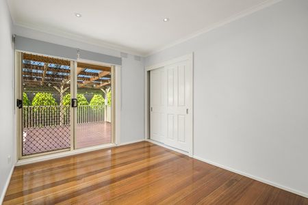 6 Chesney Court, Gladstone Park VIC 3043 - Photo 2