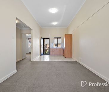 Fantastic Sunlit Apartment in Prime Midland Location! - Photo 2