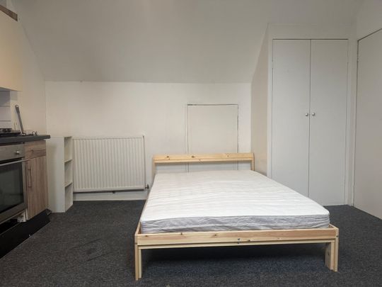 Room in a Shared House, Tennyson Road, LU1 - Photo 1