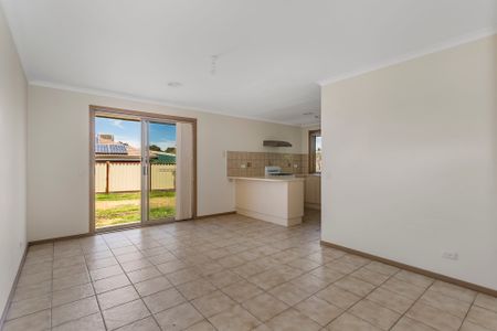 2/71 Hogans Road, Hoppers Crossing. - Photo 2