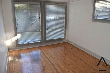 Freshly painted throughout - Modern and Stylish 3-Bedroom Singel Level Home - Photo 2