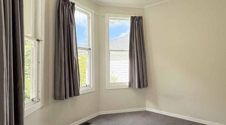 Super sized 6 bedroom stand alone - Photo 2