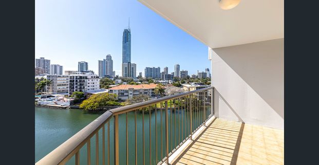RIGHT IN THE HEART OF SURFERS PARADISE - 1 BEDROOM, 1 BATHROOM - Photo 1