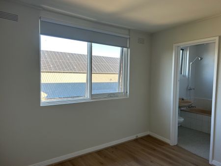 CHARMING RENOVATED APARTMENT IN THE HEART OF NORTHCOTE - Photo 2