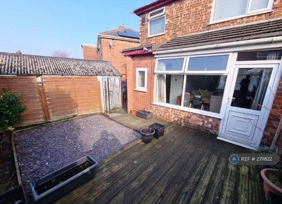 1 bedroom in a house share to rent - Photo 1