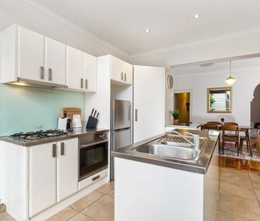 Fully Furnished 3 Bedroom Family Home - Photo 2