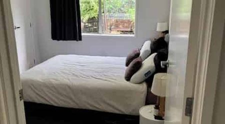 Lovely 3-Bedroom Brick & Tile Home - Photo 2