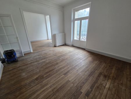 Location Appartement 5 pièces 101m² LE CREUSOT 71200 - Photo 2