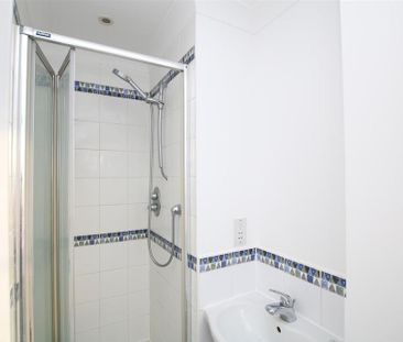 2 bedroom end of terrace house to rent - Photo 5