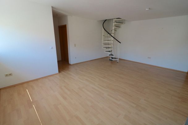 Helle und gepflegte 3-ZKB-Maisonetten-Wohnung mit EBK und TG Stellplatz - Foto 1