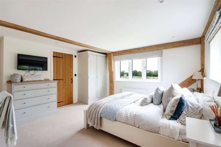 A magnificent family home with stunning gardens and it's own lake. - Photo 3