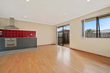 Modern and tidy brick &tile 2 bdrm+2 car parks - Photo 4