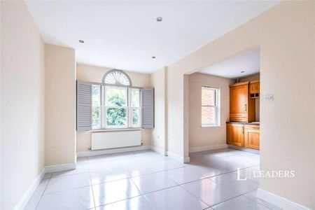 Sandmartin Close, Buckingham, Buckinghamshire, MK18 - Photo 2
