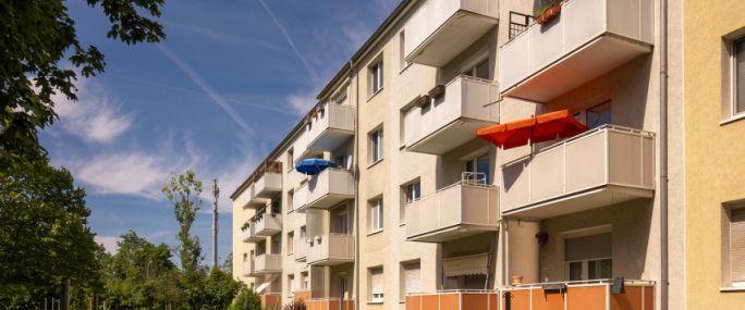 Moderne bezugsfertige 3 Zimmer-Wohnung im 3. OG mit Balkon in Merseburg - Photo 1