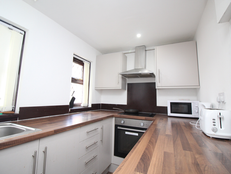 Spacious 4-Bedroom HMO – Harehills – AVAILABLE NOW Room 4 - Photo 4