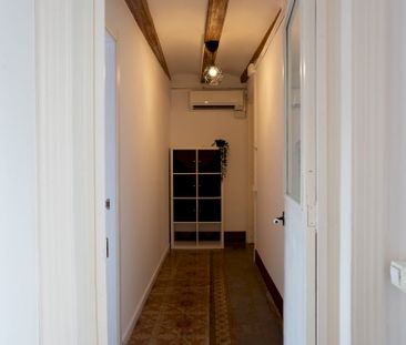 Cozy room with outside window in Barcelona - Photo 1