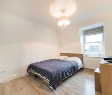 3 bedroom flat in London - Photo 2