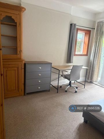 1 bedroom in a house share to rent - Photo 2