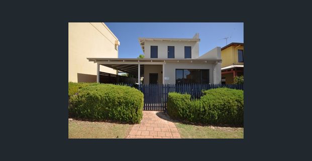 Pretty as a Picture in Albert Park Mews Village! - Photo 1