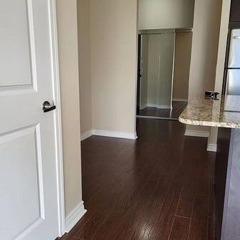 Burnhamthorpe / Confederation Beautiful 1Bdrm New Laminated Flooring - Photo 1