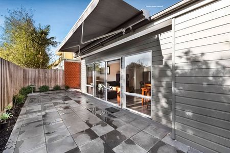 Near-New Three-Bedroom Unit in Prime Highett Location - Photo 2