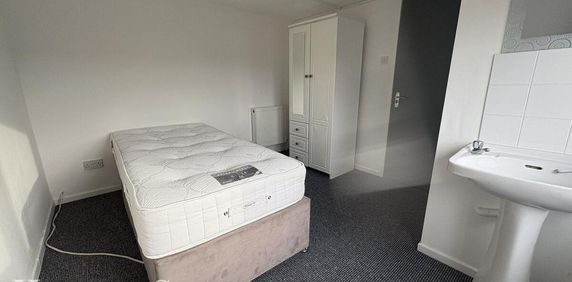 1 bedroom in a house share to rent - Photo 2