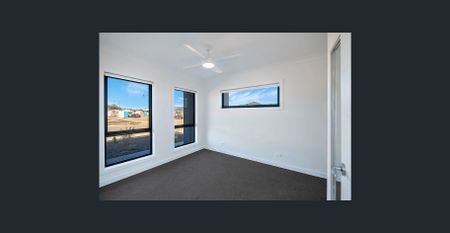 Bright, Spacious & Ready to Move Into! - Photo 5