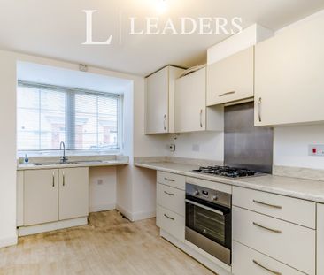 4 bedroom link detached to rent Bedivere Road, Ifield - Photo 3