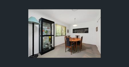Contemporary 3 Bedroom Family Home in the Heart of Carindale - Photo 4