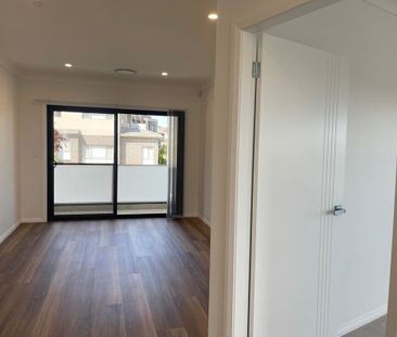 Brand New Luxury Home - Photo 2