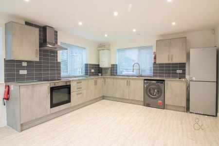 4 Bedroom House - Detached - Photo 5