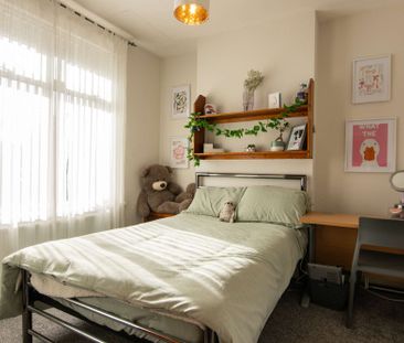 Just around the corner from the most popular student spots! - Photo 4