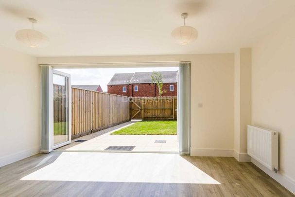 3 bedroom end of terrace house to rent - Photo 1