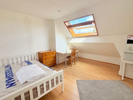 5 Bedroom Semi-Detached House - Photo 4