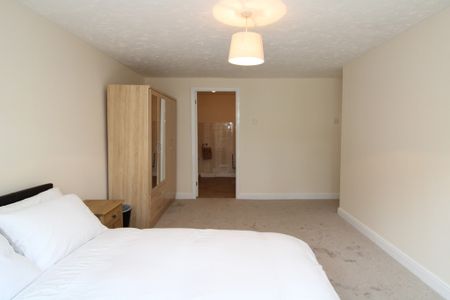 £1,000 - To Let - Photo 3