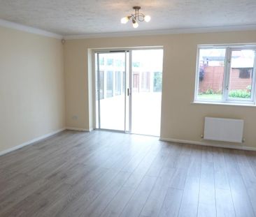 4 bedroom detached house to rent - Photo 2