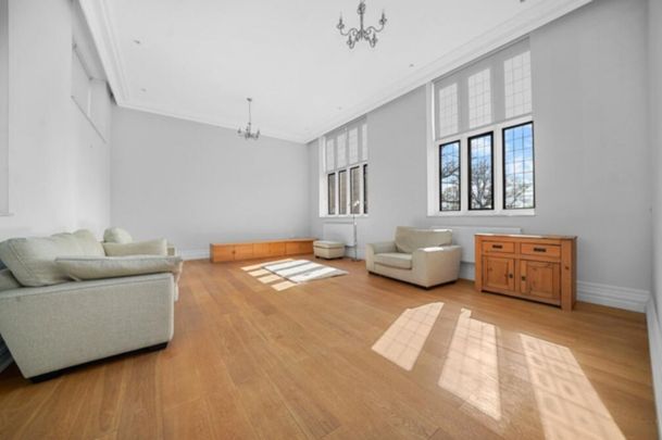 Courtyard House Mill Hill NW7 - Photo 1