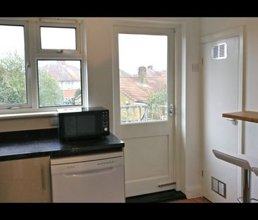 3 Bed Flat, Tollgate Rd, E16 - Photo 6