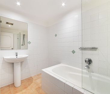 Bright, Breezy & Beautiful Updated Apartment - Photo 4