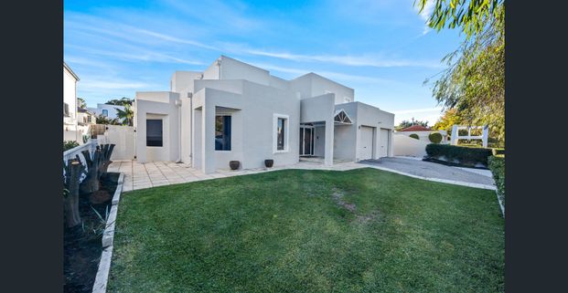 Spacious Renovated Home in Sought-After Peppermint Grove - Photo 1