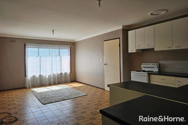 Walking distance to St. Albans Train Station |FREE Water - Photo 1