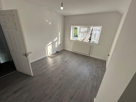 4 bedroom semi-detached house to rent - Photo 2