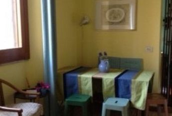 Trastevere-Terrace: 45sqm. Charming studio loft. Entrance, living room, separate kitchen, renovated bath, sleeping loft, large private terrace. Sunny, silent. Ref. 692